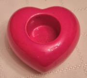 Czerwony świecznik w kształcie serca ceramiczny