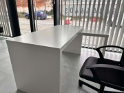 Białe biurko IKEA