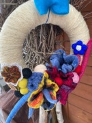 Wianki z filcowanymi kwiatami i dekoracjami