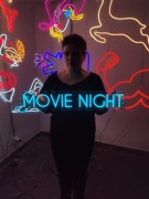 Neonowe Napisy Na Ścianę W Domu.Wieczór Filmowy. 