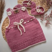 Komplet 74 sukienka buciki wełniana fioletowa z kwiatkiem na szelkach 