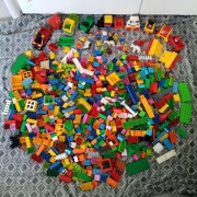 LEGO DUPLO 6KG Klocki do układania, płytki, figurki + auta