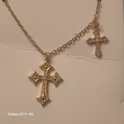 Łańcuszek z dwoma krzyżykami jak na zdjęciu.