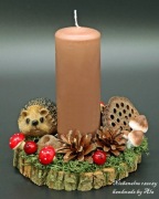 Stroik jesienny ze świecą jeż szyszki grzyby mech