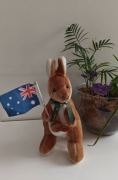Kangur / kangurzyca z małym  z Australii z flagą 30 cm maskotka