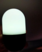 Latarka  mała w rękę widoczna z daleka 