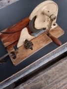 Bardzo stara, ręczna krajalnica do chleba 