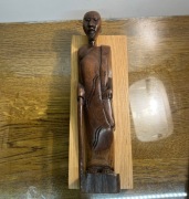 drewniana rzeźba afrykańska postać z laską,regionalna,lekka politura szelak