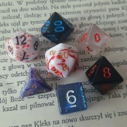 Krwawa Zdrada- Mieszany zestaw kości RPG