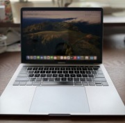 Apple MacBook Pro 13” 2018 i7 /16GB/512GB SSD – stan bdb, bateria 61 cykli