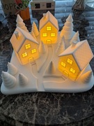 Ozdoba świąteczna – zimowy krajobraz z domkami i choinkami