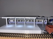 Peron kolejowy dwustronny H0 z zadaszeniem – model do montażu (LED 3 mm)