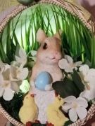 Dekoracja , stroik świąteczny wielkanocny w dużej oświetlonej pisance