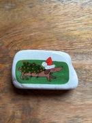 Jamnik z choinką , magnes na lodówkę, malowany kamień