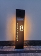 Słupek multimedialny z numerem domu i skrzynką na listy