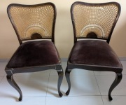 Zestaw dwóch krzeseł drewnianych z plecionymi oparciami