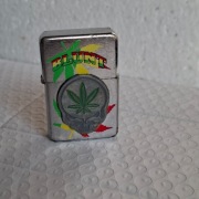 stara zapalniczka benzynowa .