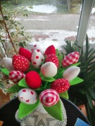 Tulipany szyte z tkaniny.