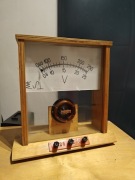 Duży pokazowy, kolekcjonerski, analogowy voltomierz zabytkowy