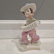 Figurka Chłopiec z harmonią Steatyt