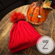 Czerwona czapka z pomponem Orsay