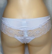 Triumph NOWE! majtki 40/L z koronką Lovely Micro Brazilian String blady róż
