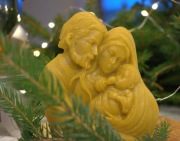 Figurka Świętej Rodziny wykonana z wosku pszczelego