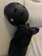 Kask BTWIN rozmiar M 55-59 oraz zestaw ochraniaczy na dlonie,kolana,ramiona