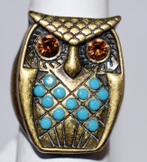 Piękny pierścionek  sygnet w kształcie zdobionej sowy koloru złotego