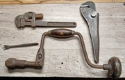 Stare narzędzia-klucz Francuz 2 szt. wiertarka ręczna z okresu PRL-u