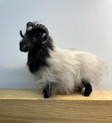 figurka koza realistyczna z rogami. zółte oczka