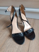 Czarne lakierowane sandały na szpilce 