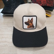 Czapka z owczarkiem niemieckim