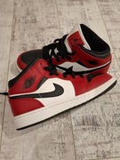 Air Jordan 1 Mid Chicago Black Toe