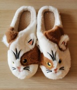 Nowe pluszowe ciepłe kapcie kotki w łatki 