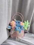 Koszyczek z liliami i różami – dekor i prezent (handmade)