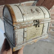 Kuferek na biżuterię albo inne skarby : )