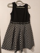 Czarno-biała sukienka Cocomore w geometryczny wzór 