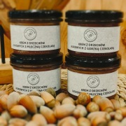 Krem z orzechów laskowych z czekoladą mleczną. Masło z orzechów laskowych.