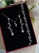 Komplet biżuterii ślubnej w srebrnym kolorze, listki, kryształki 