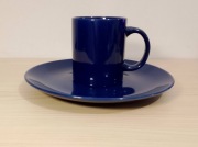 Niebieski komplet naczyń ceramicznych, kubek + talerz.