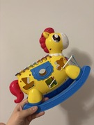 interaktywny koń na biegunach z funkcją sortera kształtów i cymbałków.