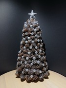 Choinka z szyszek brokat srebrny, 37 cm, modrzewiowa, rękodzieło