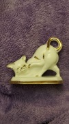 Porcelanowa stara figurka uroczy biało złoty kotek