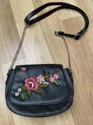 Sinsay torebka z wyszywanym kwiatem kwiaty na wiosnę i lato 