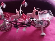 Rowerek dwuosobowy z dwoma lalkami Bratz