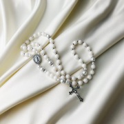 Różaniec z kamienia naturalnego – biały agat, srebrny krzyż