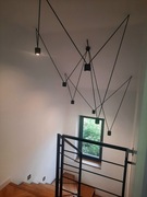 nowoczesna lampa wisząca nad klatę schodową skośny/prosty strop