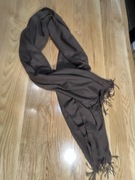 Brązowy szal z dzianiny z frędzlami