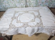 Obrus z koronką brukselską i ręcznym haftem 120x115